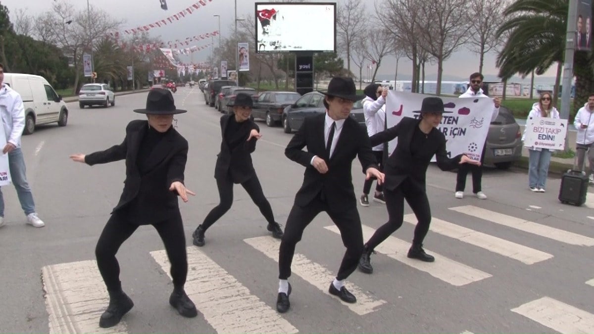 1710528724 461 Kadikoy trafiginde moonwalk dansi Strres topu dagittilar