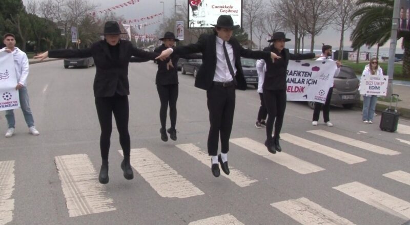 1710528725 Kadikoy trafiginde moonwalk dansi Strres topu dagittilar