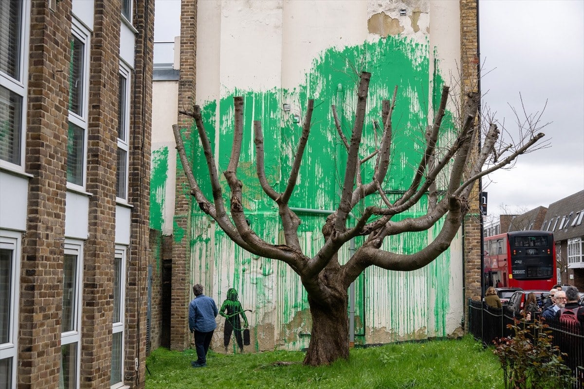 1710768974 472 Banksy yeni eseriyle Londrada goruldu