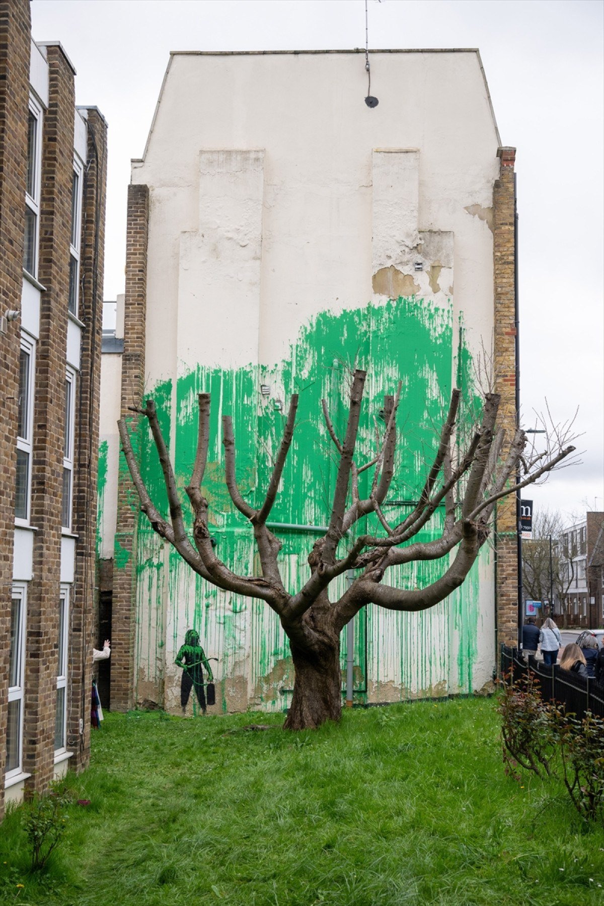 1710768974 475 Banksy yeni eseriyle Londrada goruldu
