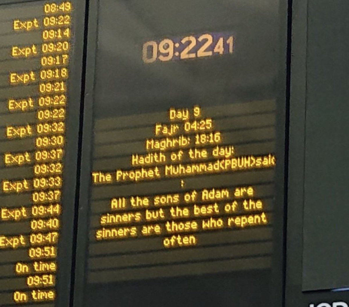 1710932320 502 Londra tren istasyonunda Ramazan mesaji Hz Muhammedin hadisini yansittilar