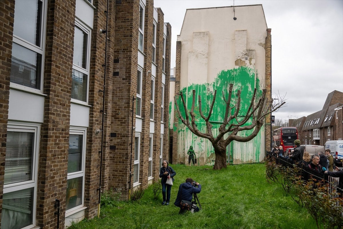 Banksy yeni eseriyle Londrada goruldu