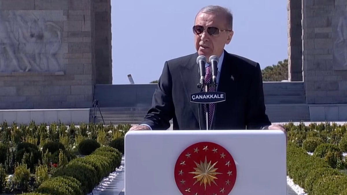 Cumhurbaskani Erdogan Canakkalede sehitler abidesindeki torene katildi