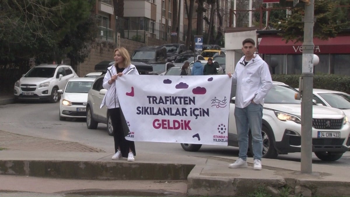 Kadikoy trafiginde moonwalk dansi Strres topu dagittilar