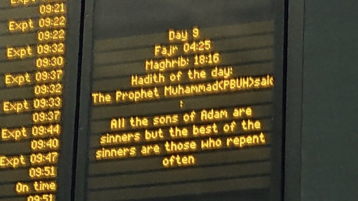 Londra tren istasyonunda Ramazan mesaji Hz Muhammedin hadisini yansittilar