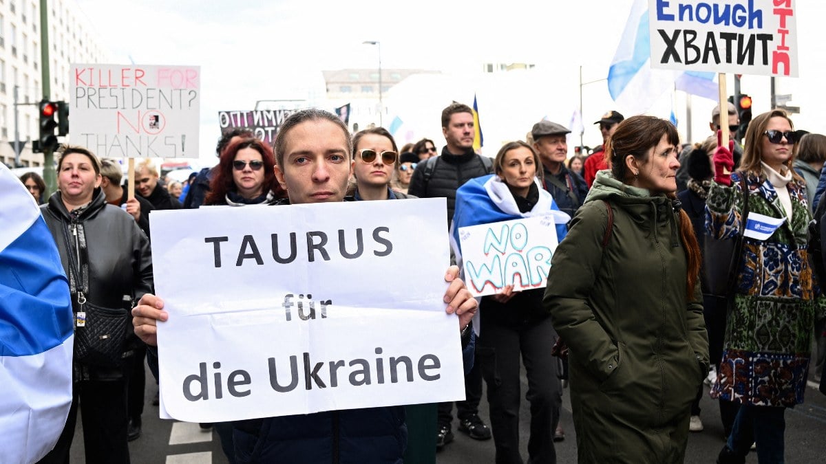 Putin Rusyanin Berlin Buyukelciligi onunde protesto edildi