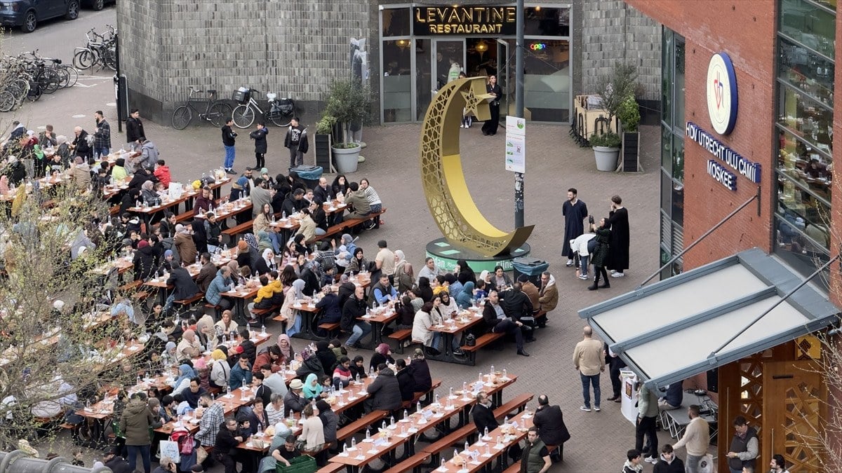 1712472937 235 Hollandada cami onunde 1500 kisilik sokak iftari duzenlendi