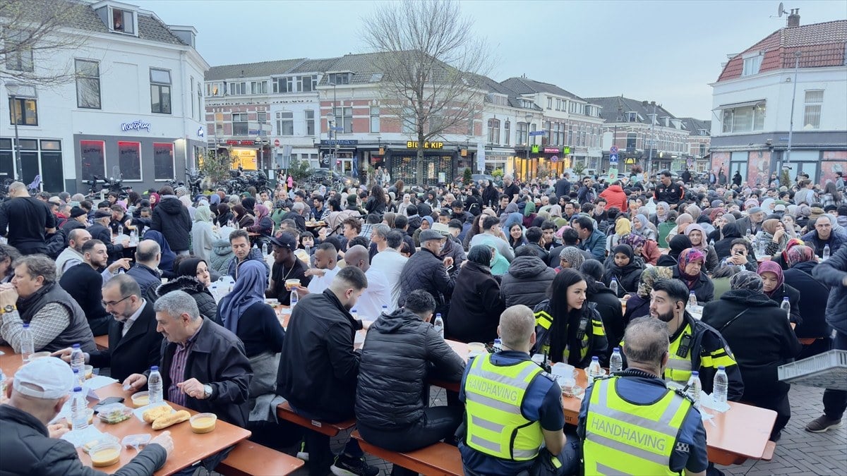 1712472937 467 Hollandada cami onunde 1500 kisilik sokak iftari duzenlendi