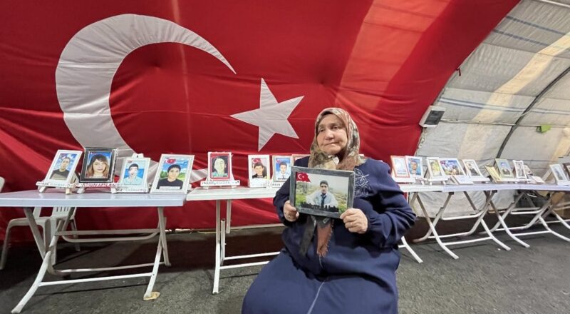 1712740274 Diyarbakirda evlat nobetindeki ailelerin 9uncu buruk bayrami