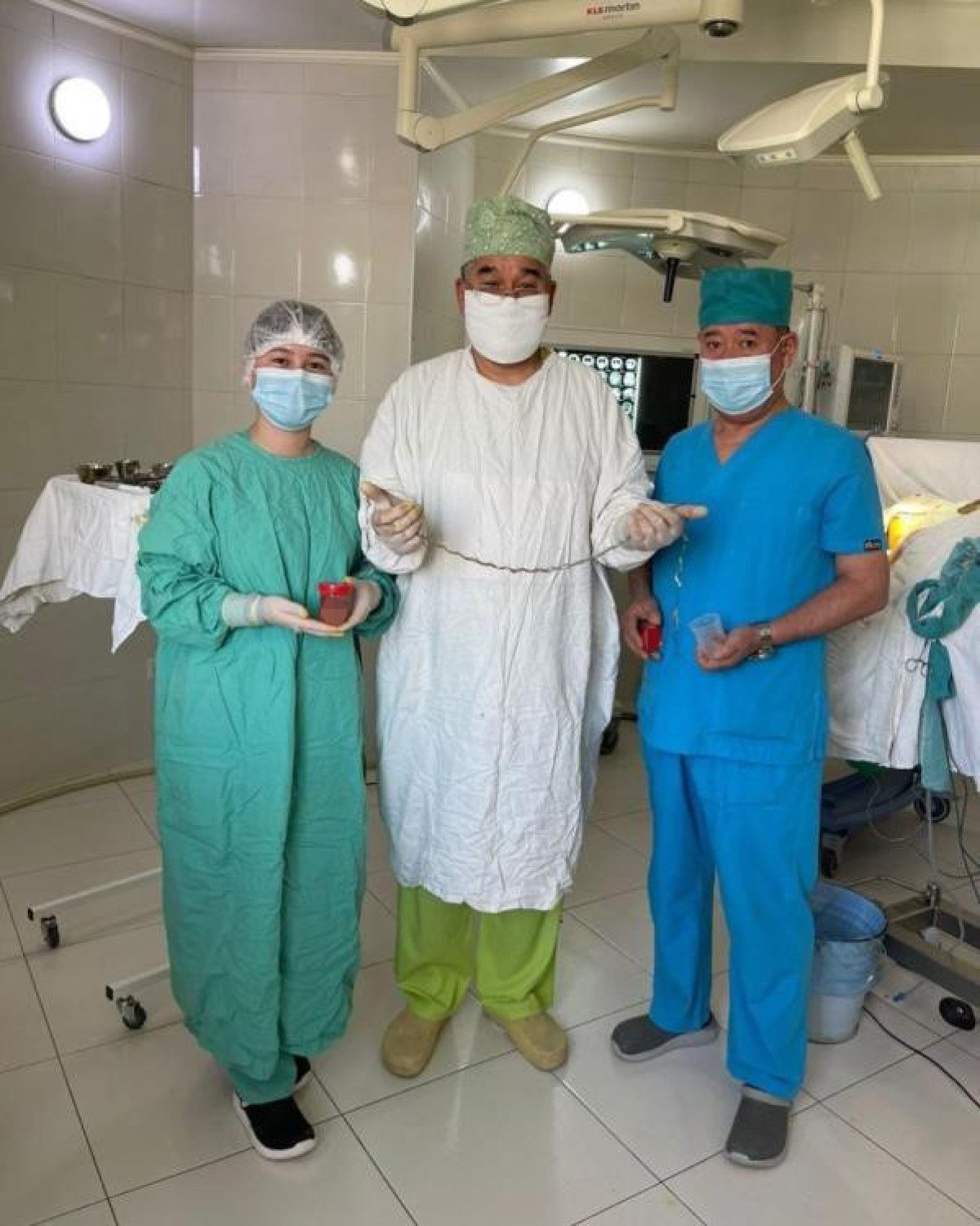 1712866111 605 Kirgizistanda kucuk kizin 8 yil boyunca beyninde buyuyen saci ameliyatla