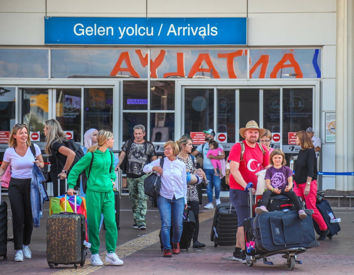 1713258195 782 Antalya Havalimaninda yolcu trafigi 3 milyonu asti