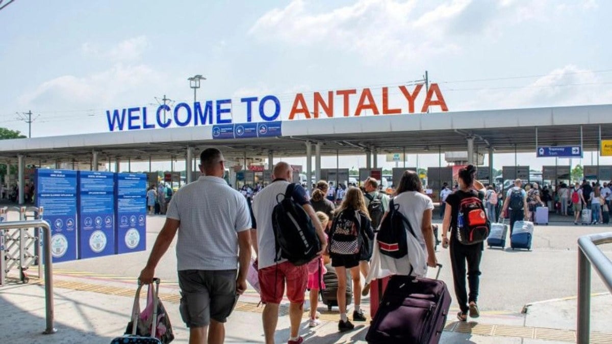 1713258195 914 Antalya Havalimaninda yolcu trafigi 3 milyonu asti