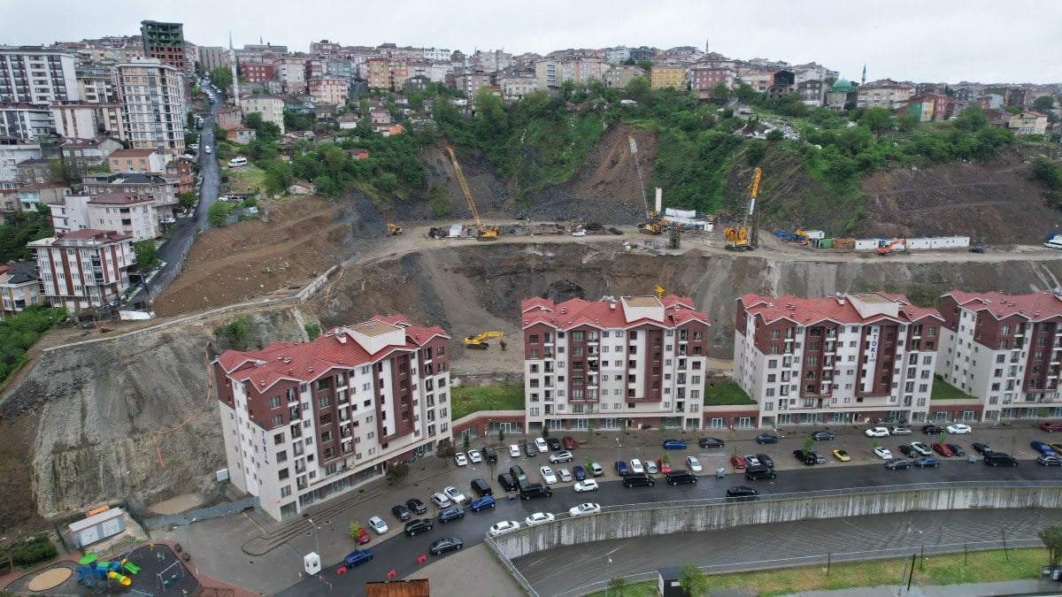 1713603603 32 Istanbuldaki toprak kaymasinin goruntuleri ortaya cikti
