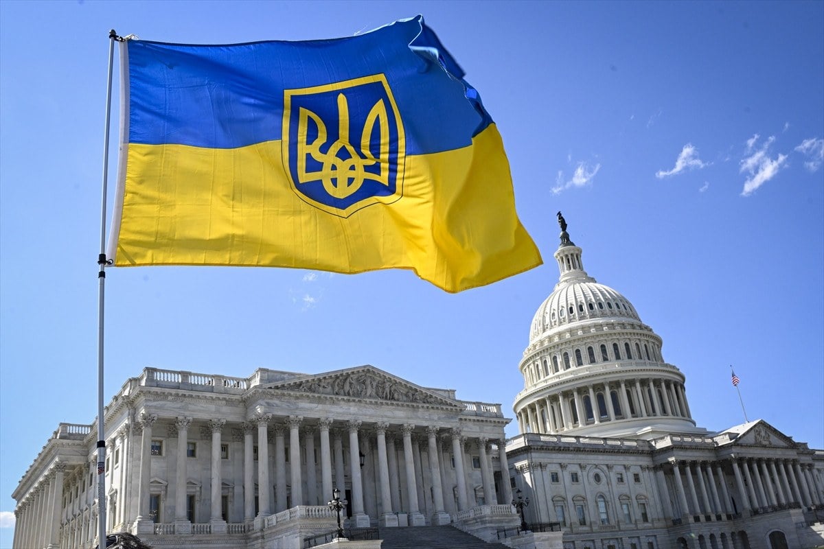 1713682502 170 Ukrayna destekcileri ABDnin 61 milyar dolarlik yardim kararini sevincle karsiladi