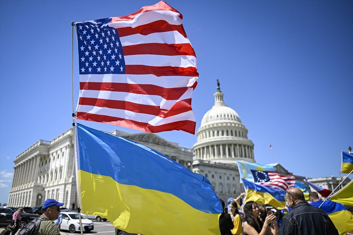 1713682502 204 Ukrayna destekcileri ABDnin 61 milyar dolarlik yardim kararini sevincle karsiladi