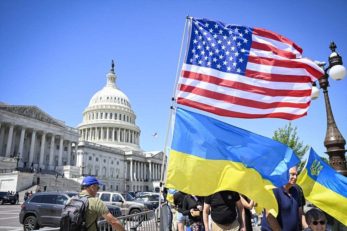 1713682502 546 Ukrayna destekcileri ABDnin 61 milyar dolarlik yardim kararini sevincle karsiladi