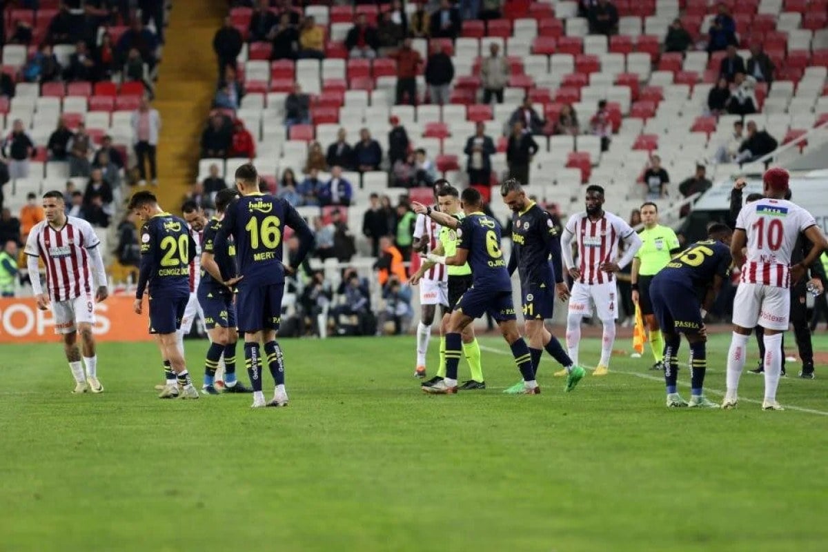 1713853563 137 Fenerbahce macindaki penalti pozisyonuna hakem yorumculari ne dedi