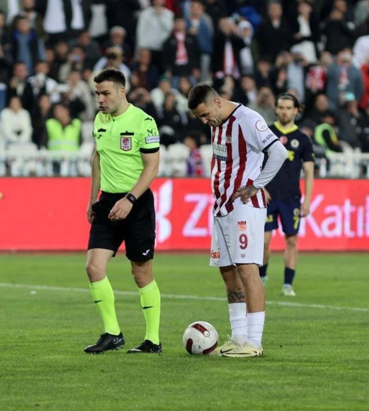 1713853563 787 Fenerbahce macindaki penalti pozisyonuna hakem yorumculari ne dedi