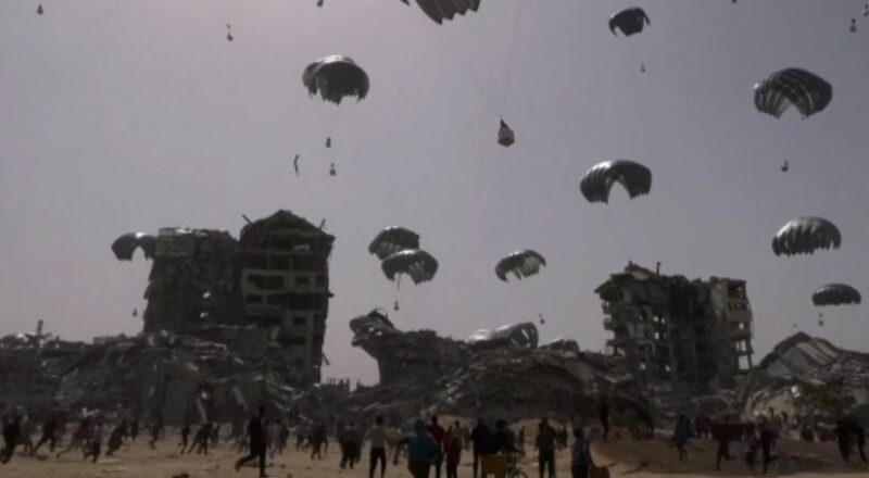 1713950378 Gazzelilerin havadan yardima ulasma mucadelesi Birbirleriyle yaristilar