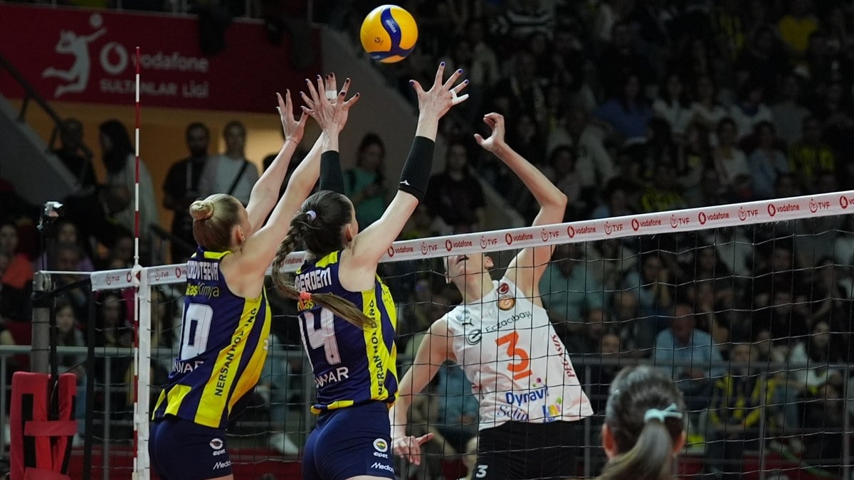 Eczacibasini yenen Fenerbahce final serisinde one gecti