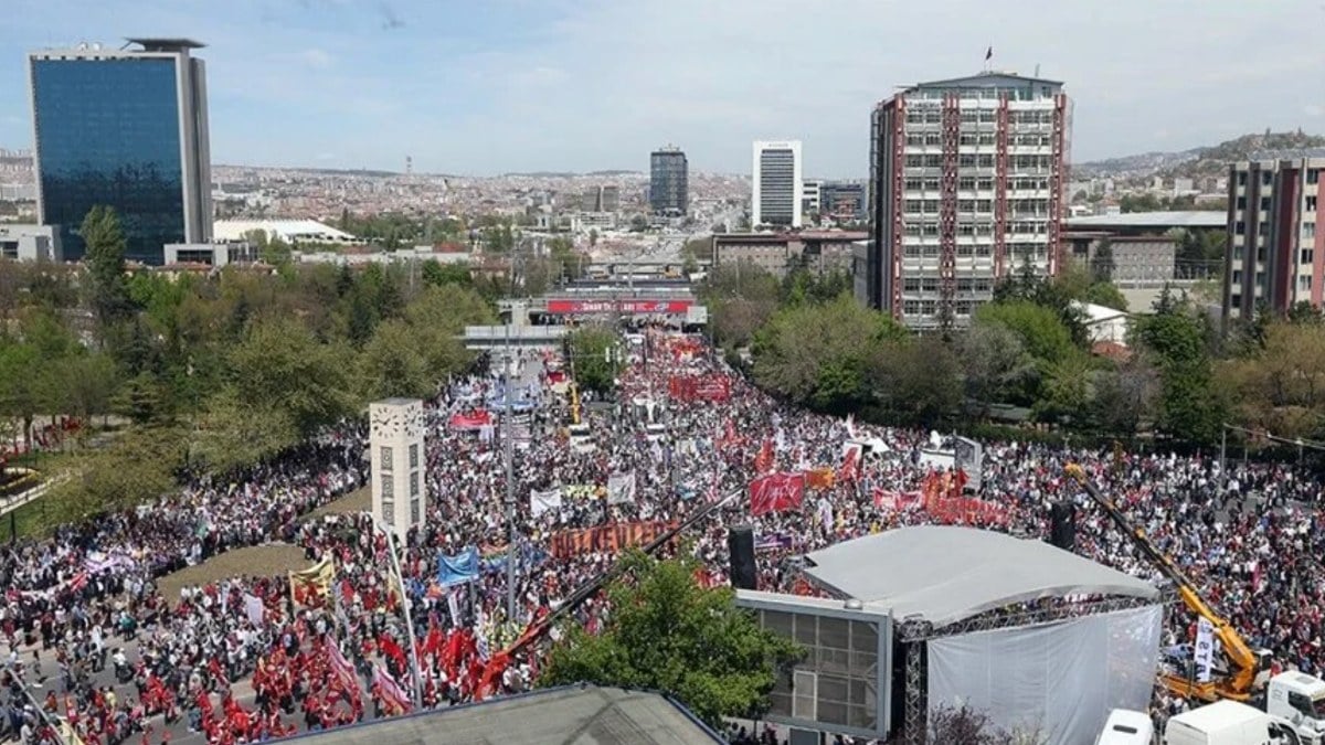 Isci ve memur sendikalari 1 Mayisi farkli sehirlerde kutlayacak