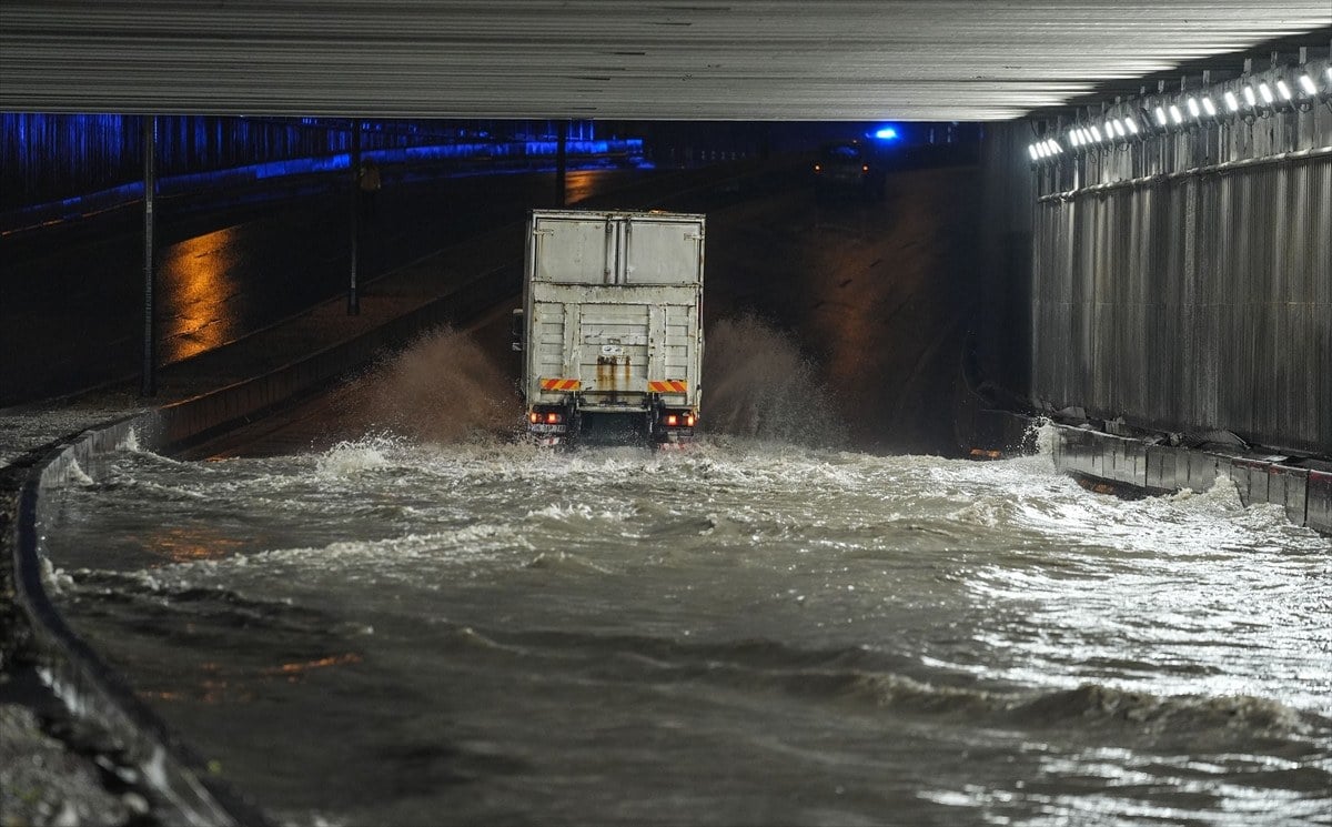 1714549953 273 Ankarada saganak trafigi ve hayati felc etti