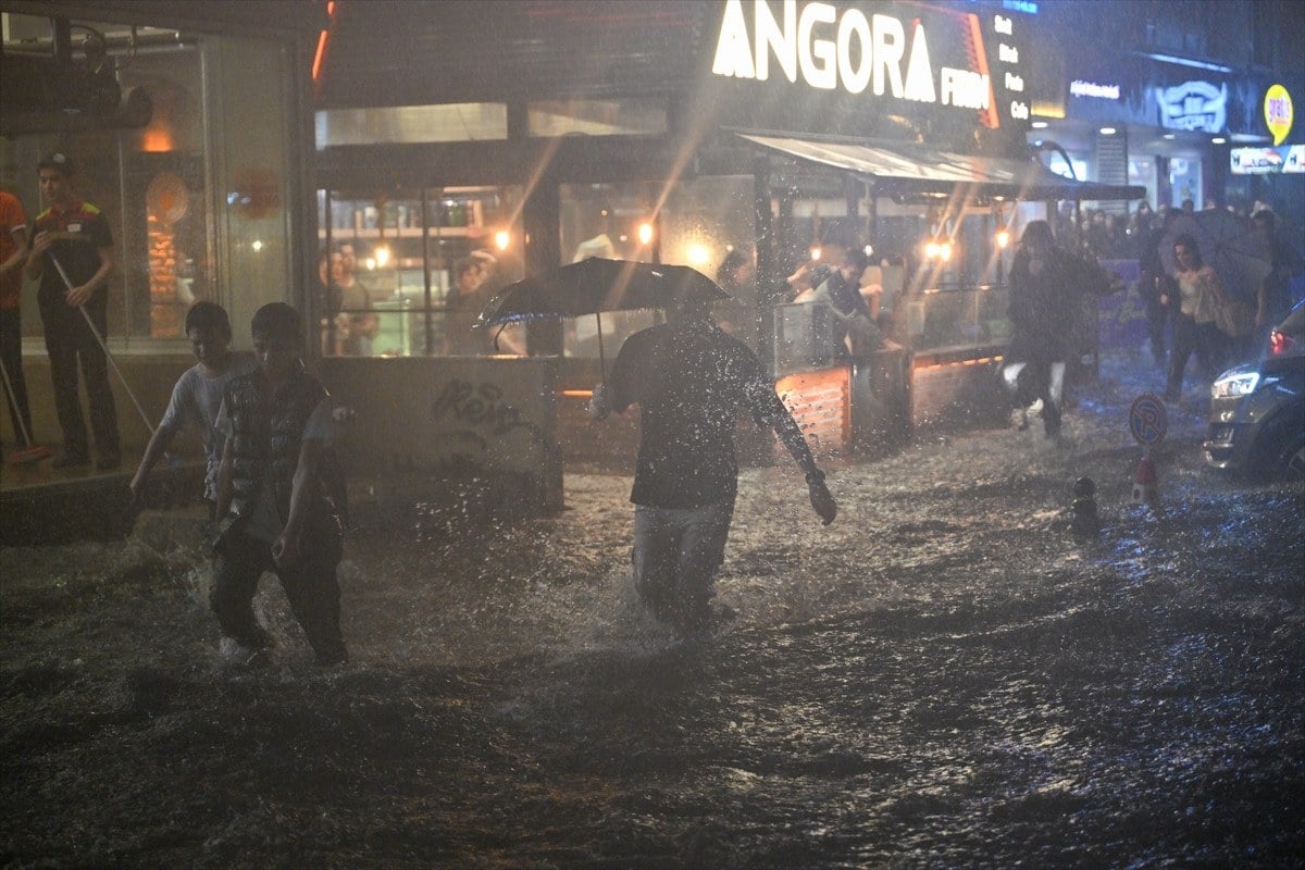 1714549953 290 Ankarada saganak trafigi ve hayati felc etti