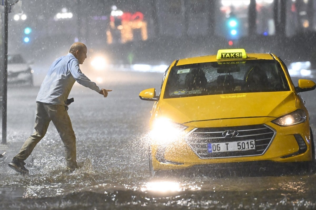 1714549953 990 Ankarada saganak trafigi ve hayati felc etti