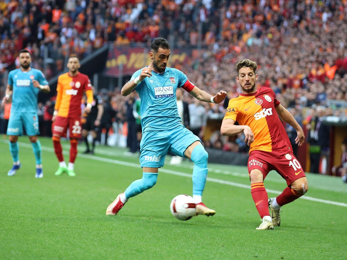 1715240717 427 Dries Mertens yildizlari solladi