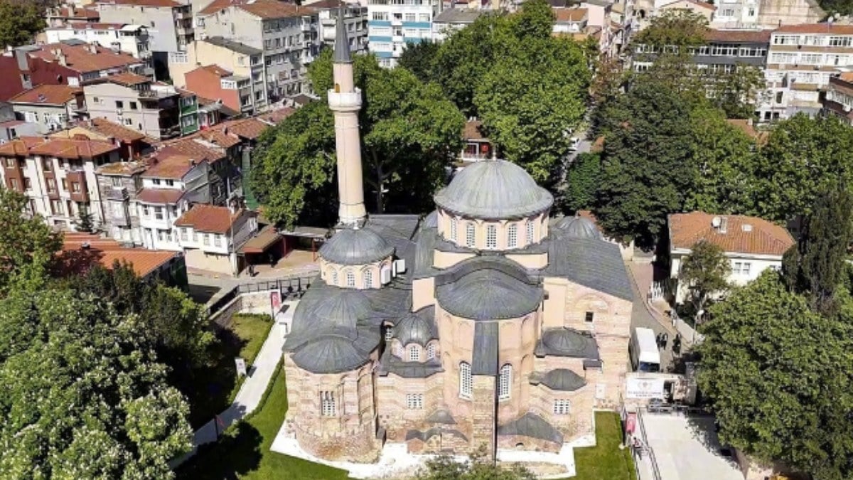 Istanbulda ibadete acilan Kariye Camiinde ilk cuma namazi