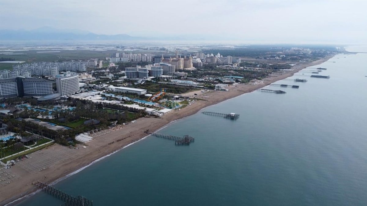 Antalya'ya gelen yabancı turist sayısı geçen yılı aştı: Yıl sonunda 17 milyon turist bekleniyor